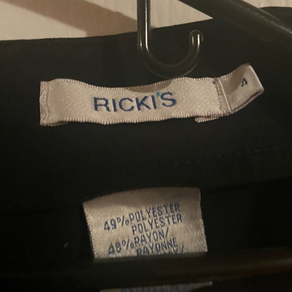 Black skirt with a little flare at the bottom - Picture 2 of 2